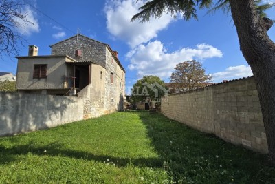 Dvije kamene kuće u nizu sa prelijepim dvorištem i cisternom