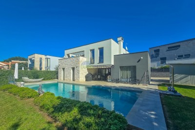 Villa moderne arhitekture i dizajna sa 4 spavaće sobe samo 2 km od centra Poreča
