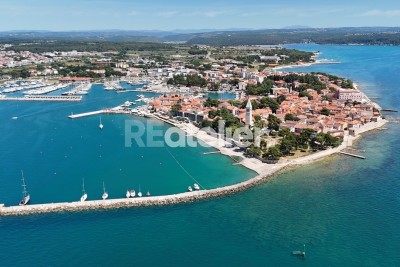 Ekskluzivna prodaja! Dvokatnica s izravnim pogledom na more u starogradskoj jezgri Novigrada