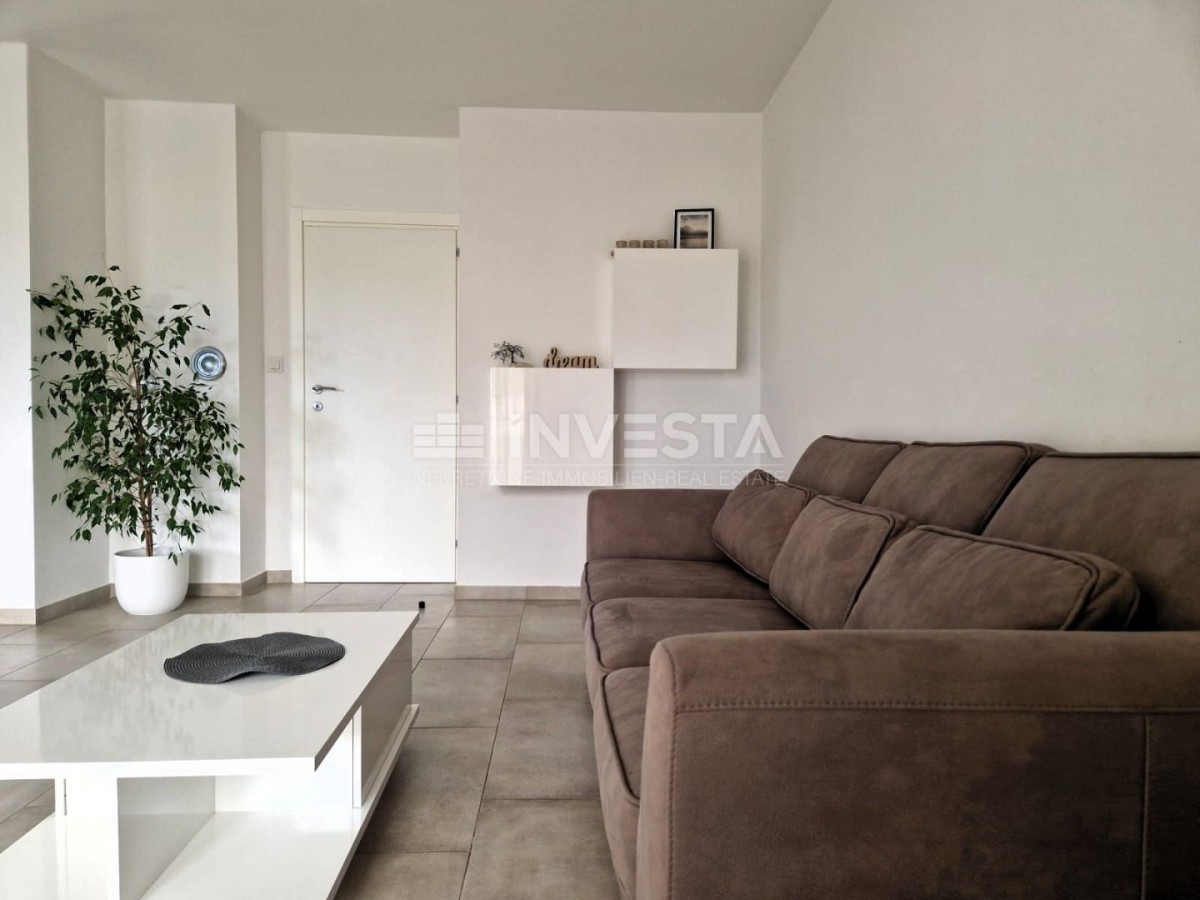 Fažana, Geräumige Wohnung 300 m vom Strand entfernt, 3 Zimmer, Badezimmer, WC