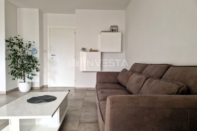 Fažana, Geräumige Wohnung 300 m vom Strand entfernt, 3 Zimmer, Badezimmer, WC