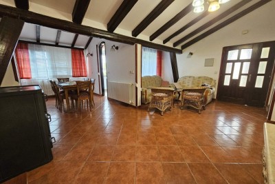 Stan koji nudi osjećaj kuće – vrt, dvije garaže i mirna lokacija