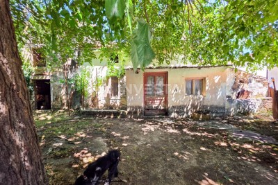 Vodnjan okolica, autohtona istarska kamena kuća s dvorištem i parkingom