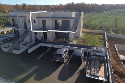 Istra – Poreč: apartma s strešno teraso in pogledom na morje