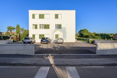 Poreč, stan s 3 ložnice na luxusní lokaci, 500 m od moře