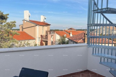 Prodaja - renovirana kuća na odličnoj lokaciji s dva apartmana i predivnim pogledom , Medulin!
