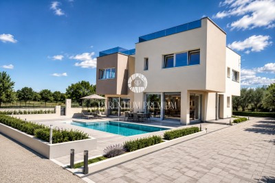 Moderna kuća s bazenom, krovnom terasom i pogledom na more