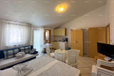 MEDULIN! Studio-Apartment im zweiten Stock eines Mehrfamilienhauses.