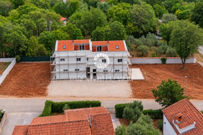 Moderan dvoetažni stan u s vrtom nedaleko Poreča