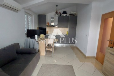 PRILIKA!!  Veliki stan od 101,26m2 podijeljen na 2 manja stana i  dvorište !! 2 km od mora