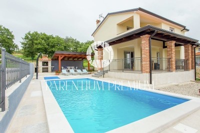 Odlična hiša z bazenom, panoramskim razgledom in lepo urejenim dvoriščem.