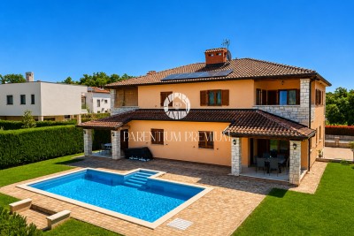 Poreč Umgebung, Haus mit 4 Wohnungen und Pool 8 Kilometer vom Meer entfernt