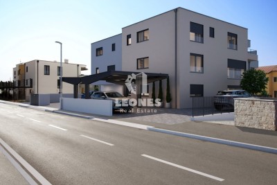 Komfortabel mit wunderschönem Meerblick und drei Schlafzimmern in Novigrad - in Gebäude