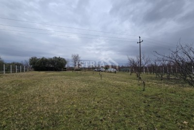 Agricultural land with legalized building next to the main road - 5 km from Poreč