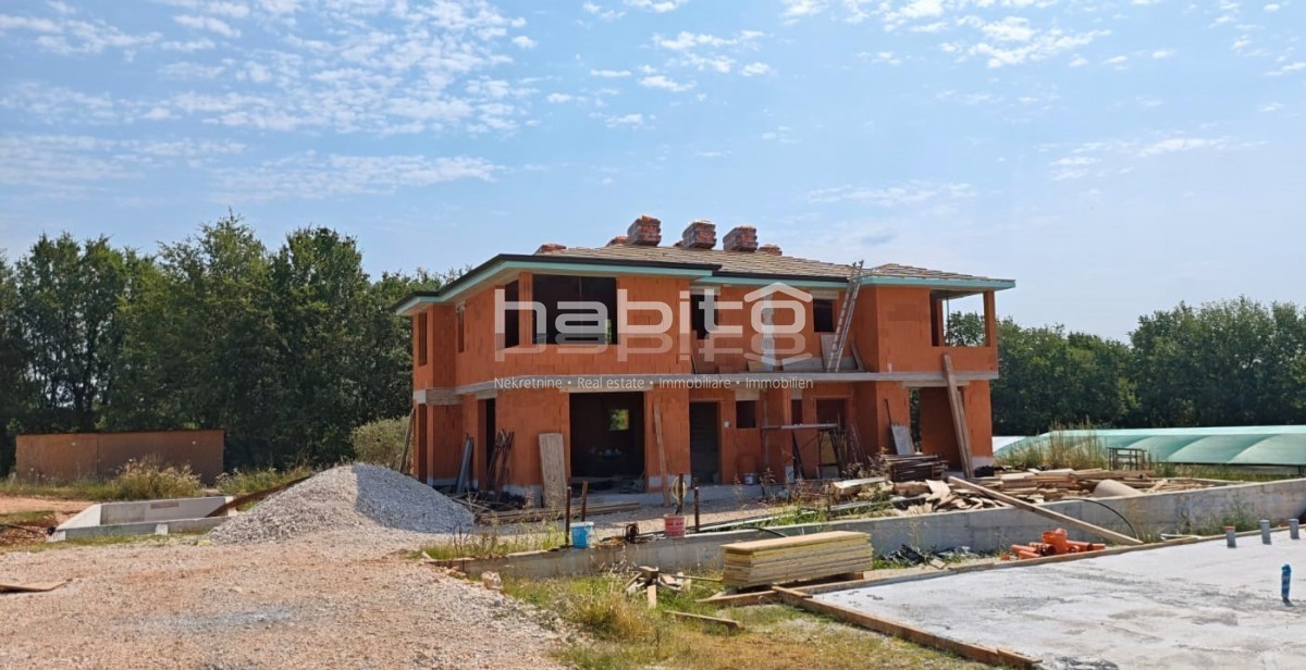Porec 10 km - Modernes Doppelhaus mit Pool, ruhige Lage