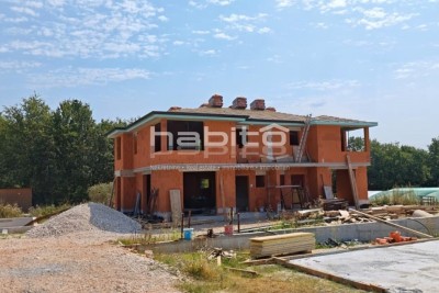Porec 10 km - Modernes Doppelhaus mit Pool, ruhige Lage