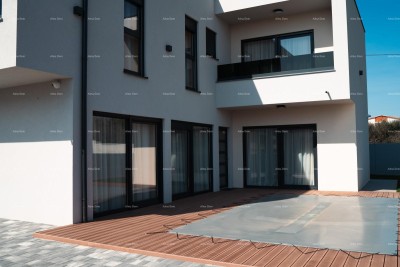 Top-Lage, Pomer! Modernes zweistöckiges Haus mit Pool und Whirlpool!