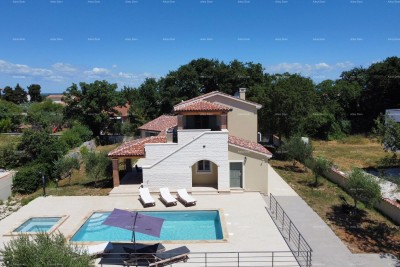 Prodaja - luksuzna vila s bazenom i jacuzzijem na prostranoj okućnici, Marčana!