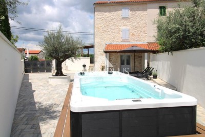 Prekrasna kamena kuća sa dvorištem u okolici Poreča