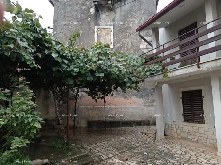 Reihenhaus im Zentrum von Marčana mit Garten.