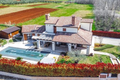 Ekskluzivna agencija; očarljiva vila v bližini Poreča z dvema ločenima stanovanjskima enotama, bazenom in jacuzzijem