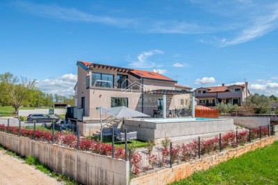 Eine ruhige Lage inmitten von Grün und ein neues, voll ausgestattetes Haus mit Swimmingpool.