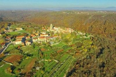 PRILIKA! Građevinsko zemljište za izgradnju tri objekta