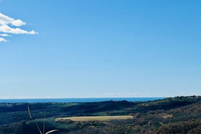 GROŽNJAN, OKOLICA, GRAĐEVINSKO ZEMLJIŠTE S OTVORENIM I PANORAMSKIM POGLEDOM NA MORE I ALPE