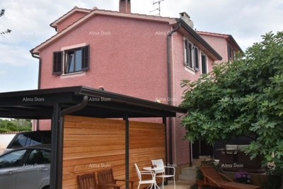 Vendita di una bella casa a duplice famiglia con garage, nei dintorni di Poreč!