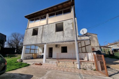 Višnjan, okolica - kuća s tri stana
