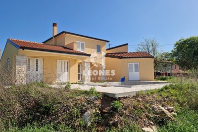 Samostojeća kuća s bazenom u okolici Buja