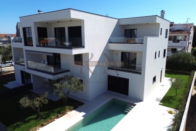 Poreč novogradnja z bazenom in pogledom na morje