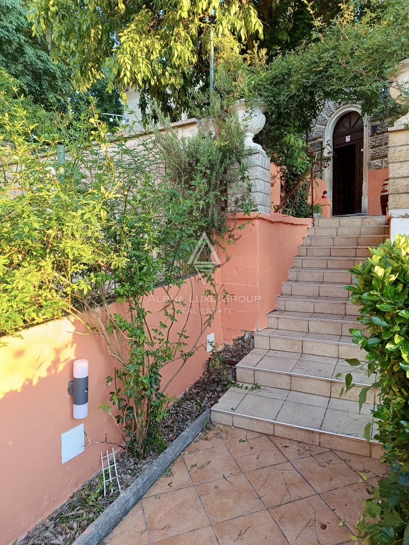 Historische Villa – Wohnung mit Gewerbefläche und Garage in der Nähe der Arena von Pula
