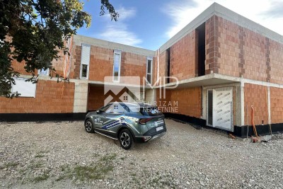 Doppelhaushälfte B mit überdachter Terrasse, 1 km vom Strand entfernt, in ruhiger Lage in Ližnjan