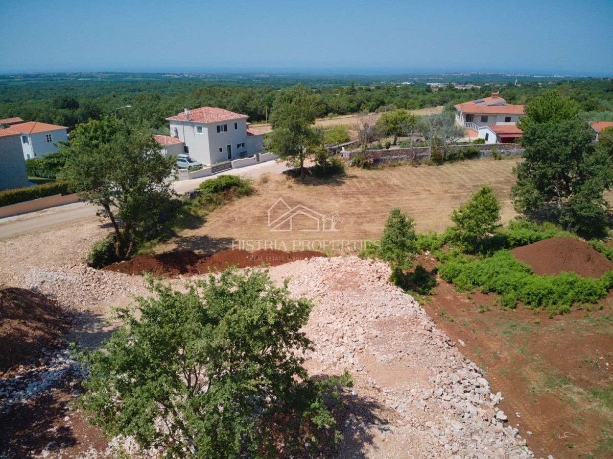 Regelmäßig geformtes Grundstück mit Meerblick in der Nähe von Poreč