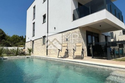 Medulin, freistehendes Mehrfamilienhaus mit Swimmingpool und angelegtem Garten