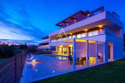 Villa di Lusso sul Mare a Medulin, Istria: Unione di Eleganza e Natura