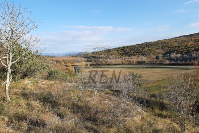 Zemljište na brdu sa pogledom na Motovun