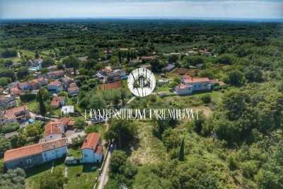 Land in a quiet location with a finished project and a valid permit, ready for construction