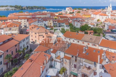 Un'opportunità unica nel cuore di Parenzo: casa con due appartamenti e terrazze in posizione privilegiata.