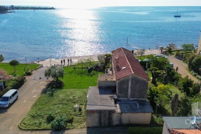 Hiša v prvi vrsti ob morju s velikim potencialom