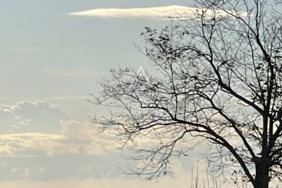 Atraktivno zemljišče s pogledom na morje v Kašteliru na prodaj