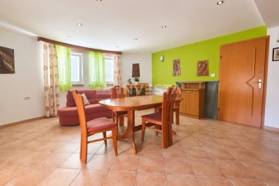 Barbariga – furnished house with 3 residential units, a 1,300 m² yard, located 800 m from the sea.