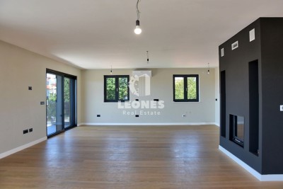 Ekskluzivno stanovanje z garažo in panoramskim pogledom na morje v središču Poreča