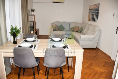 Poreč, erweitertes Zentrum, Geräumige Wohnung im Obergeschoss eines kleineren Gebäudes, 400 m vom Meer entfernt.