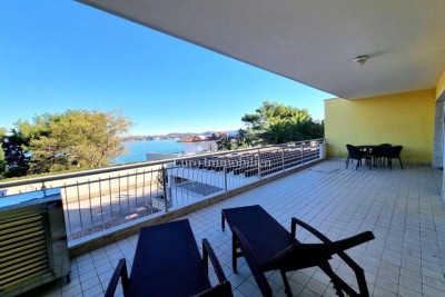 Apartma v visokem pritličju z veliko teraso, 130 m od morja