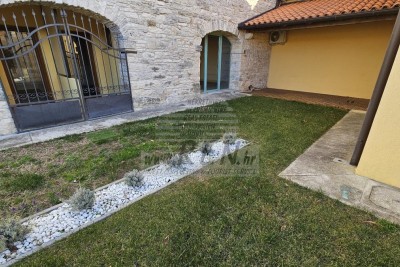 Stan u prizemlju sa vrtom i natkrivenom ljetnom kuhinjom