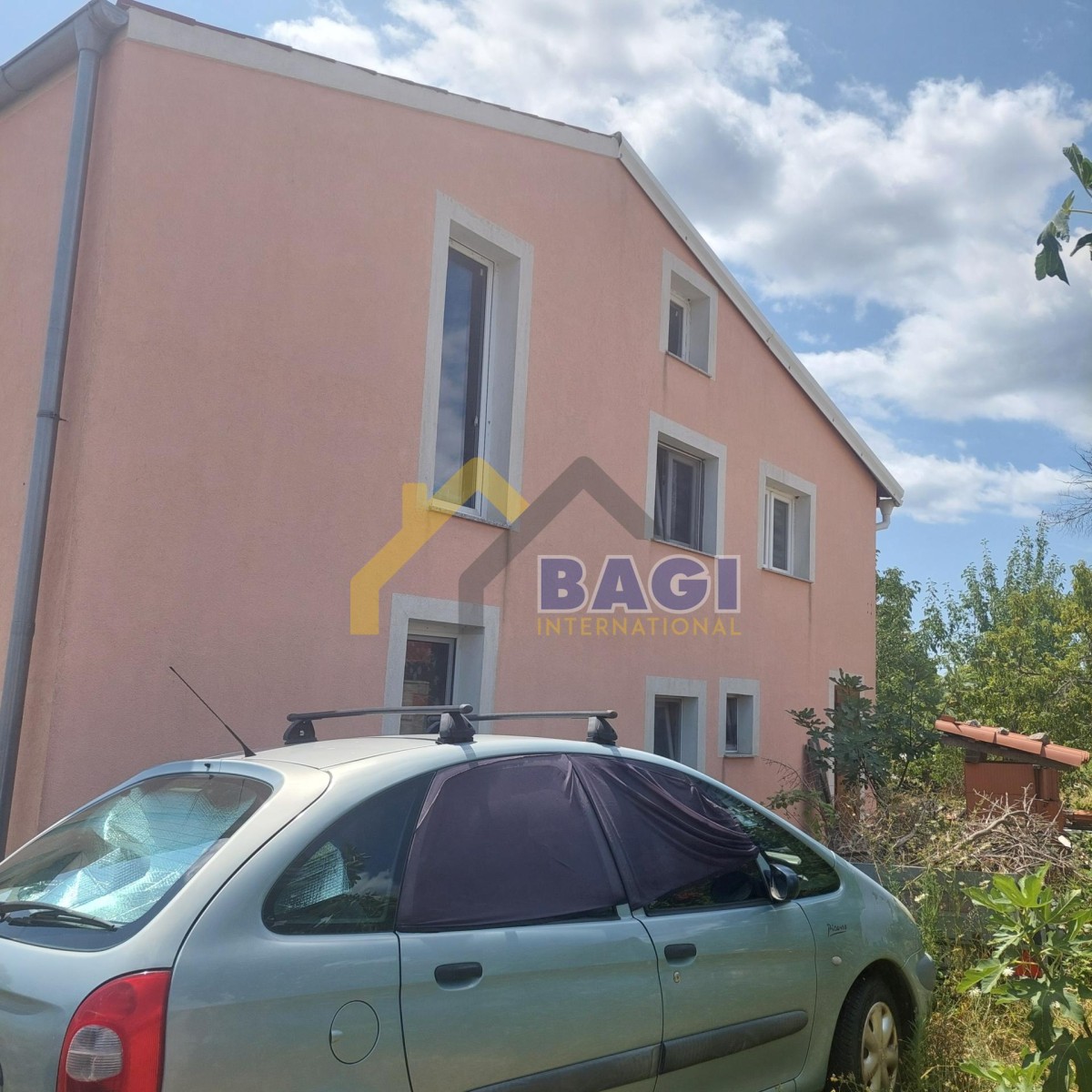 Haus mit zwei Wohnungen in Meeresnähe, nahe Barban