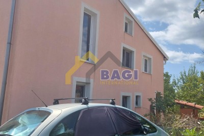 Haus mit zwei Wohnungen in Meeresnähe, nahe Barban