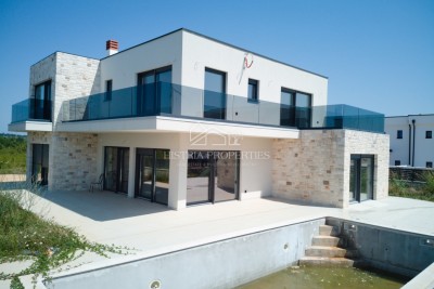 Una casa moderna e spaziosa con piscina e servizio sveglia con vista sul mare